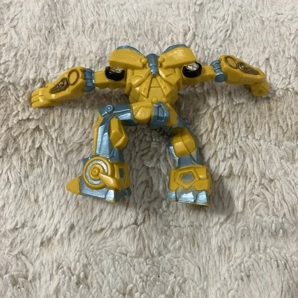 Hasbro Transformers Armada Blurr (No Accessories) &‎ a Posed Bumblebee